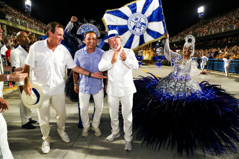 Carnaval enredo sobre Lula intensifica pré-campanha e provoca reação da oposição