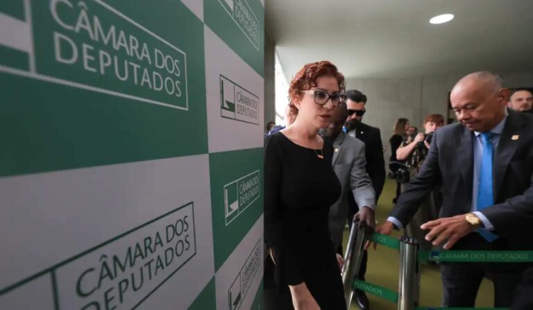 Alexandre de Moraes arquiva inquérito contra Carla Zambelli