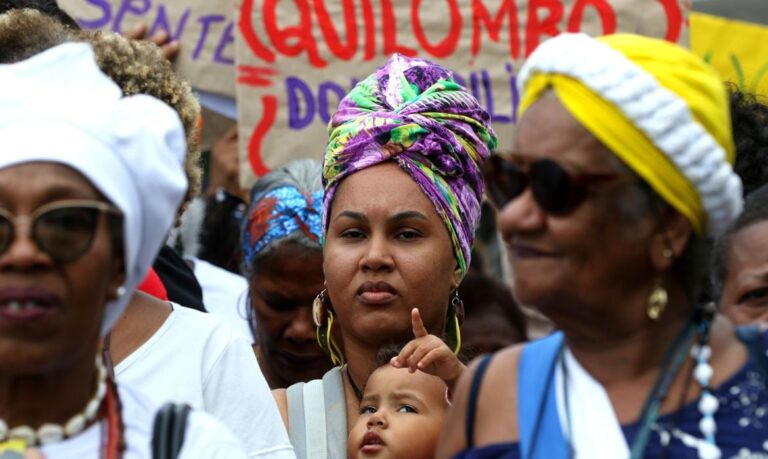 Mulheres negras pagam juros mais altos ao recorrerem ao crédito no Brasil