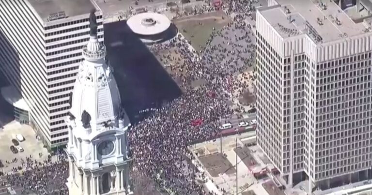 Manifestantes promovem protestos massivos contra Trump nos Estados Unidos