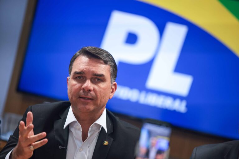 Flávio Bolsonaro intensifica articulações para fortalecer candidatura ao Planalto