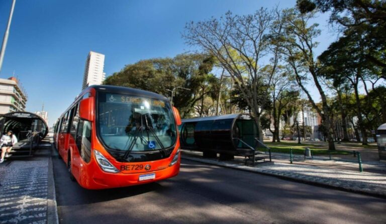 Curitiba avalia frota de ônibus exclusiva para mulheres nos horários de pico