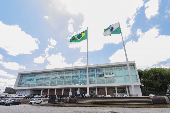 Paraná investe R$ 1,6 bilhão para valorizar servidores públicos em 2026