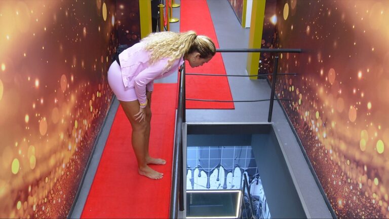 Sarah Andrade espia conversa de adversários e revela aliados no BBB 26