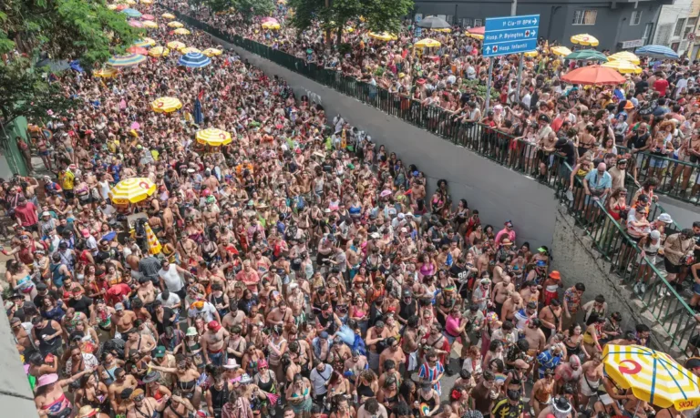 Blocos valorizam músicas brasileiras e diversidade no Bixiga em São Paulo