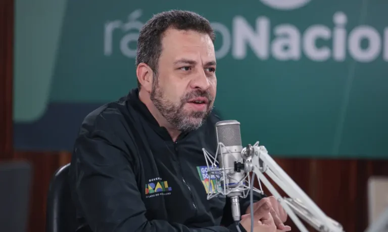Prioridade do governo é acabar com a escala 6x1, diz Boulos
