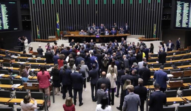 Projeto do governo acelera análise para fim da escala 6x1