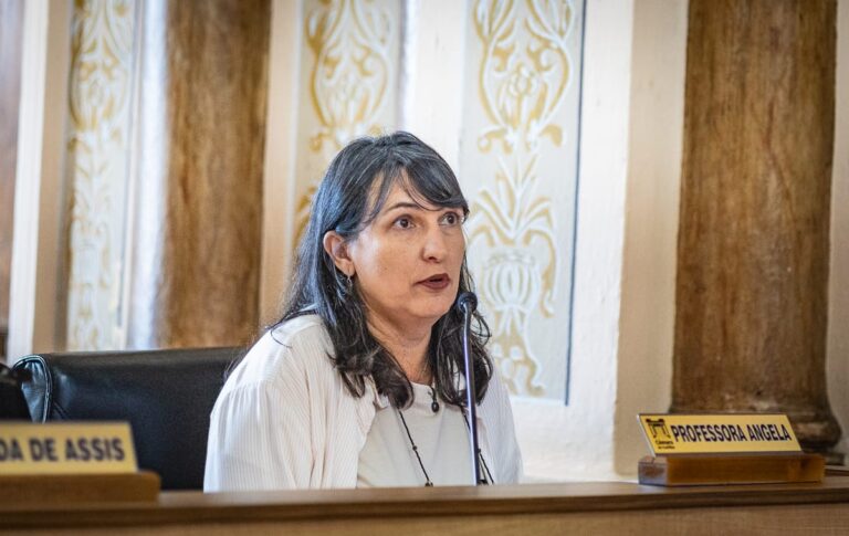 Professora Ângela anuncia candidatura a deputada enquanto enfrenta processo na Câmara