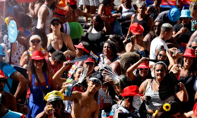 Carnaval 2026 destaca programação de blocos no Rio neste sábado 14