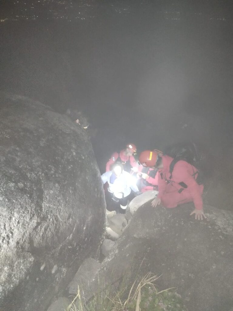 Bombeiros realizam resgates de trilheiros feridos no Paraná em condições desafiadoras