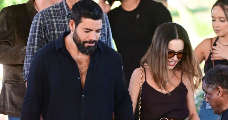 Sandy surpreende ao aparecer de mãos dadas com namorado em gravação