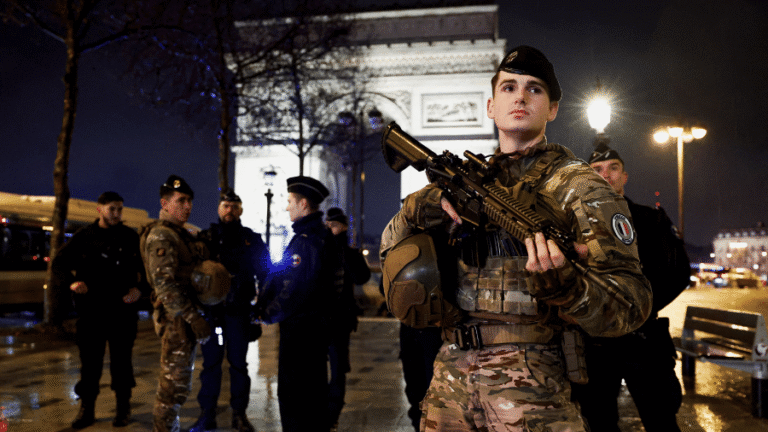 Polícia evita ataque terrorista islâmico no Arco do Triunfo em Paris