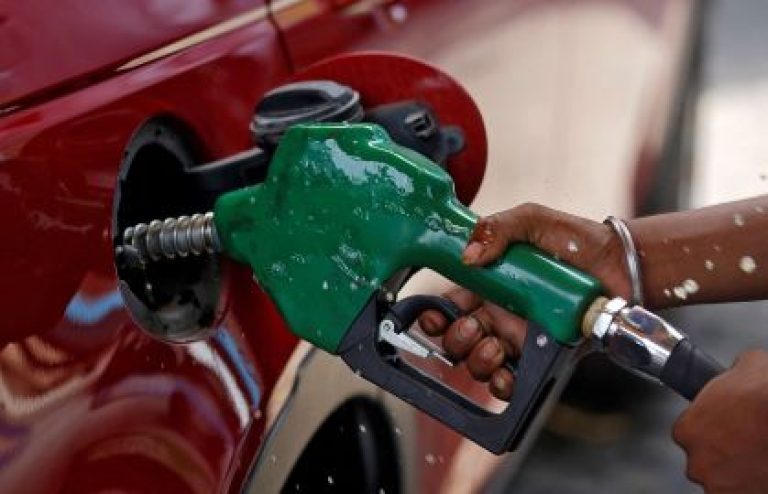 Preços da gasolina devem ficar acima de US$ 3 até 2027, prevê secretário de Energia dos EUA