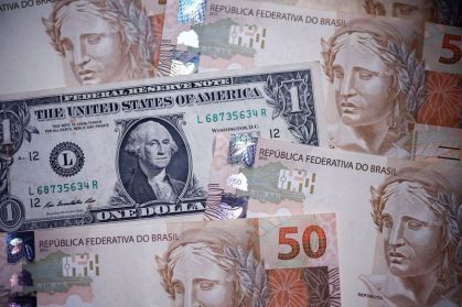 Dólar recua diante da queda das commodities e dados do Focus em 2 de fevereiro