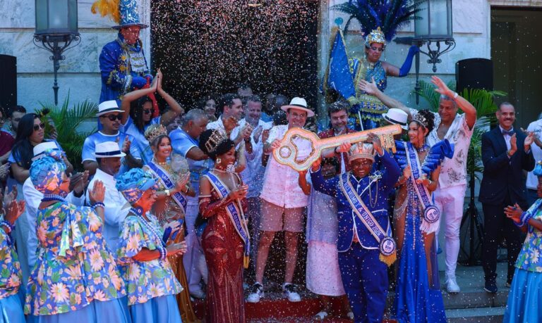 Rei Momo abre o Carnaval do Rio 2026 com entrega simbólica da chave da cidade