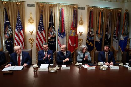 Trump destaca passagem de 10 petroleiros iranianos pelo Estreito de Ormuz como gesto diplomático