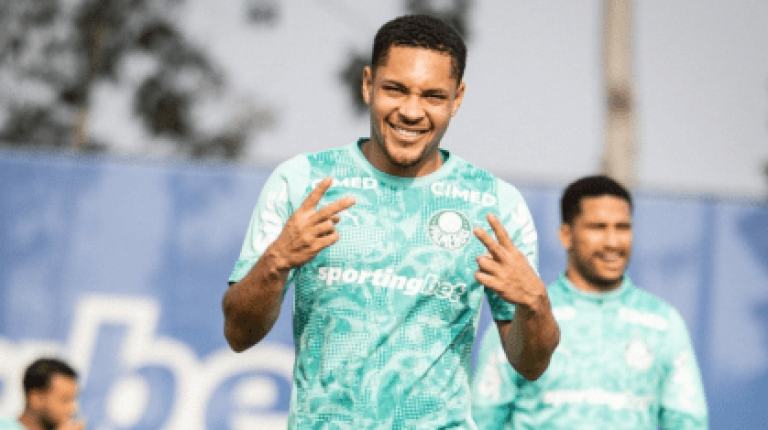 Vitor Roque ganha previsão para retorno ao Palmeiras após lesão no tornozelo