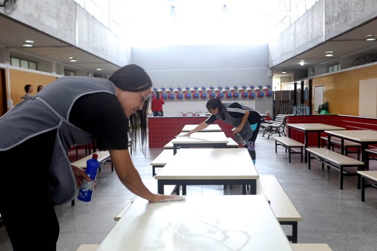 Volta às aulas em Curitiba mobiliza 130 mil alunos a partir de terça-feira