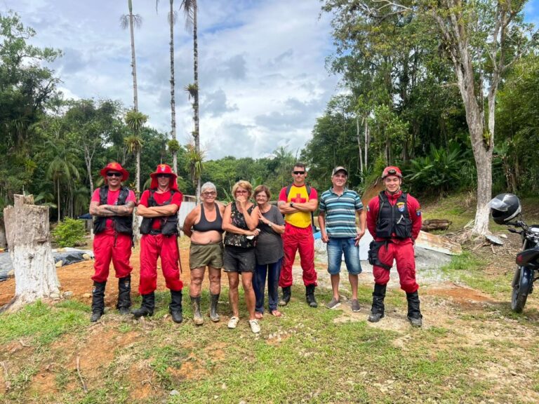 Três mulheres são resgatadas após se perderem em mata no litoral do Paraná