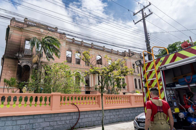 Alunos do Instituto de Educação de Paranaguá iniciam aulas remotas após incêndio