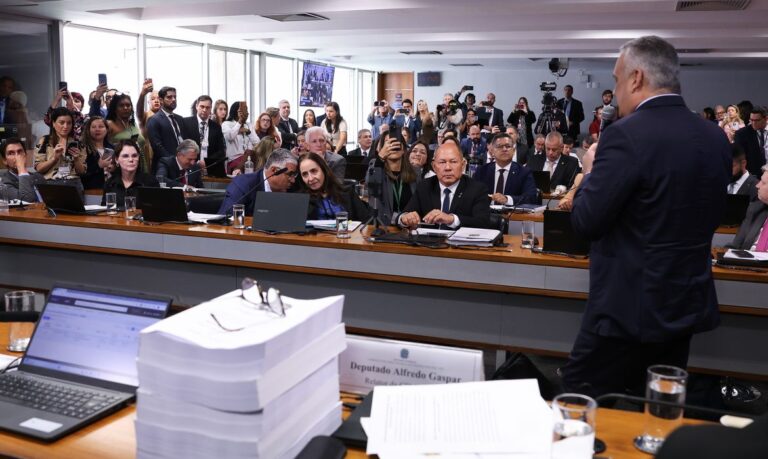 Relatório da Cpmi do Inss solicita indiciamento de 216 pessoas envolvidas em fraude