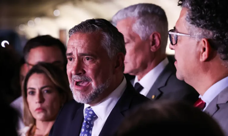 Base do governo propõe indiciamento de Bolsonaro na CPMI do INSS