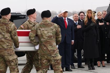 Corpos de militares americanos mortos no Irã são recebidos em Dover