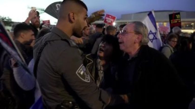 Manifestantes protestam contra a guerra entre EUA, Israel e Irã em várias cidades