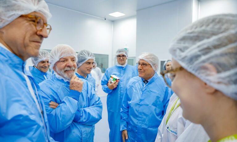 Lula destaca importância da fábrica que abastece o SUS com 19 milhões de produtos