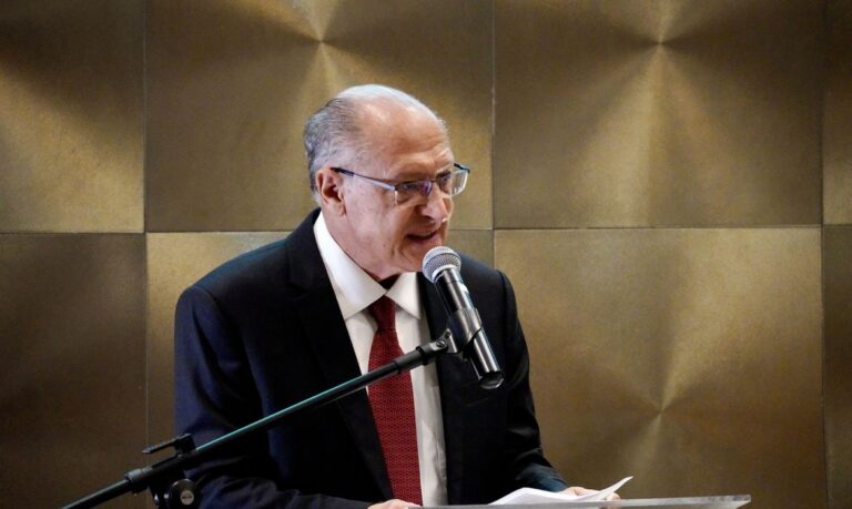 Alckmin deixará ministério em abril para focar em eleição de 2026