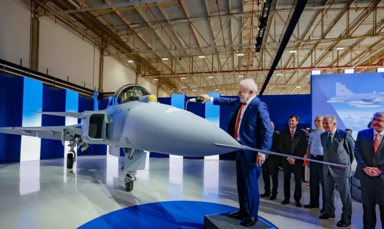 Lula batiza primeiro caça gripen produzido no Brasil, marco tecnológico nacional