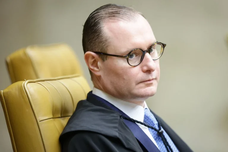 Cristiano Zanin nega falta de provas em omissão de Hugo Motta na CPI do Banco Master
