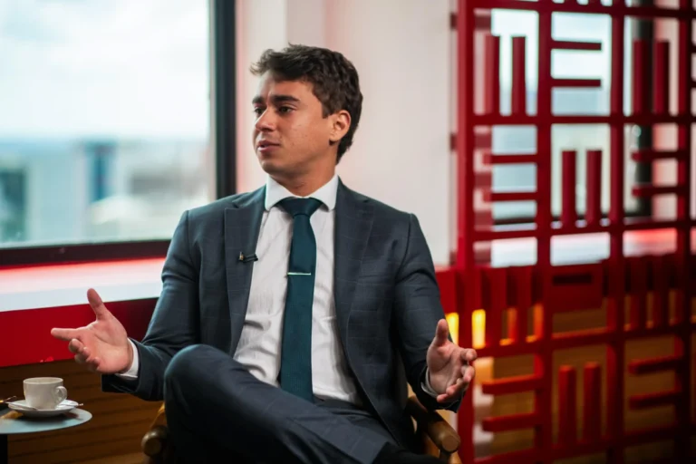 Nikolas Ferreira ironiza uso de avião de Daniel Vorcaro em voo comercial