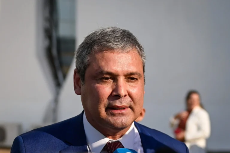 Lindbergh critica prisão domiciliar de Bolsonaro e destaca desigualdade no sistema penal