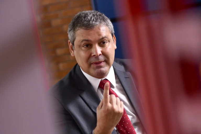 Lindbergh apresenta denúncia à Polícia Federal contra relator da CPMI