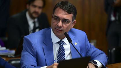 Flávio Bolsonaro avalia postergar plano de governo para manter alta nas pesquisas