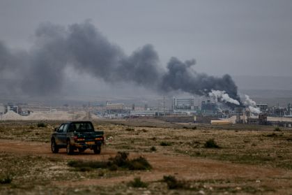 Conflito no oriente médio se intensifica com ataques iranianos e bombardeios em Teerã