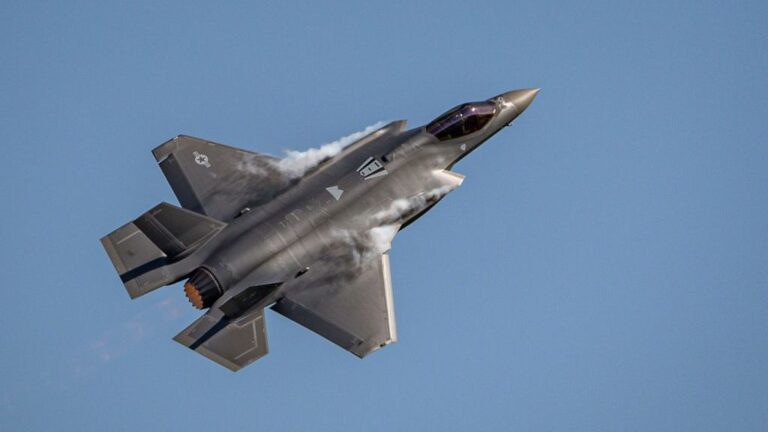 Pilotos dos EUA recebem treinamento rigoroso para sobrevivência em ataques aéreos