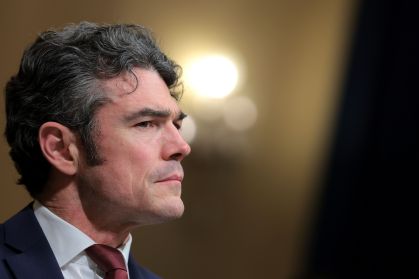 Ex-chefe de contraterrorismo revela isolamento de Trump por defensores da guerra