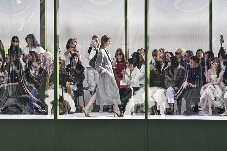 Semana de moda de Paris aposta na consolidação criativa em meio à guerra