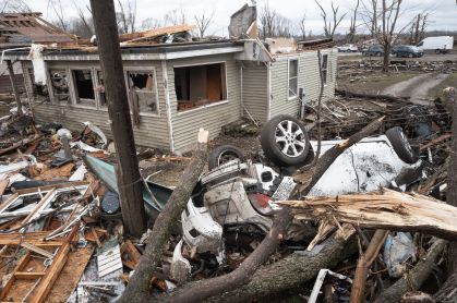 Tornados causam mortes e destruição em Indiana e Illinois nos EUA