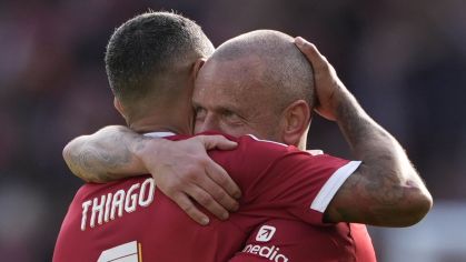 Thiago alcântara emociona em homenagem a Diogo Jota em Anfield Road