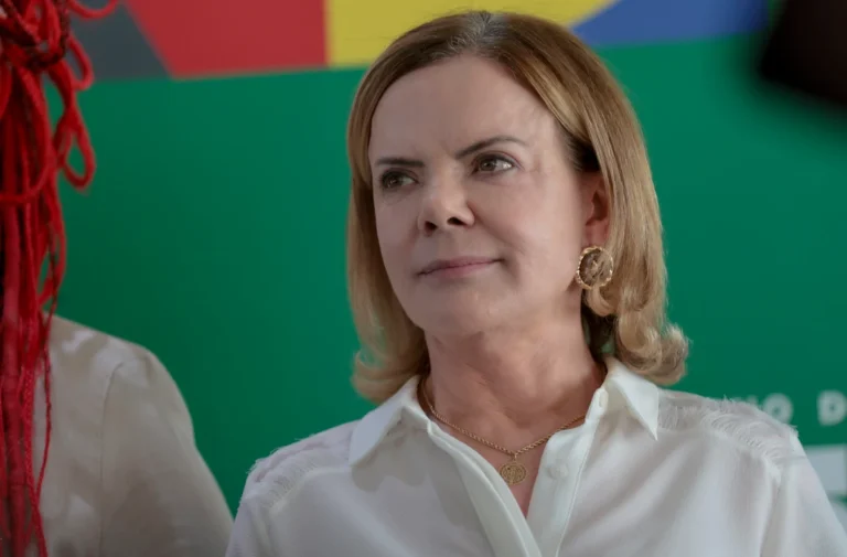 Gleisi Hoffmann critica participação de Flávio Bolsonaro em evento conservador no Texas