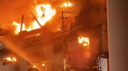 Incêndio de grandes proporções consome fábrica no Brás em São Paulo