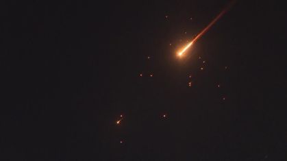Irã intensifica ataques com bombas de fragmentação em Tel Aviv e Jerusalém