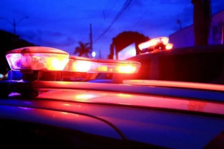 Homem faz a mãe refém e morre após confronto com policiais em Piraquara