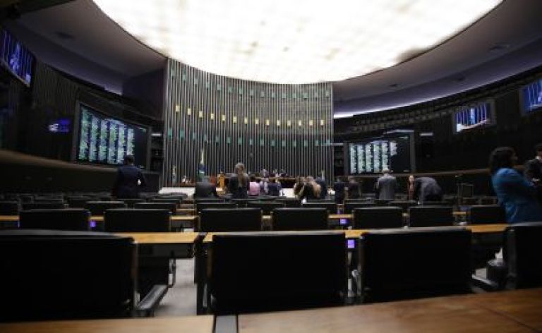 Janela partidária movimenta articulações e esvazia a Câmara na semana final