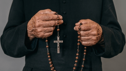 Padre libanês morre após recusar evacuação em ataque israelense