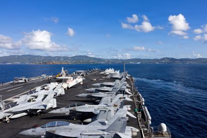 Porta-aviões USS Gerald R. Ford chega ao porto de Split após reparos