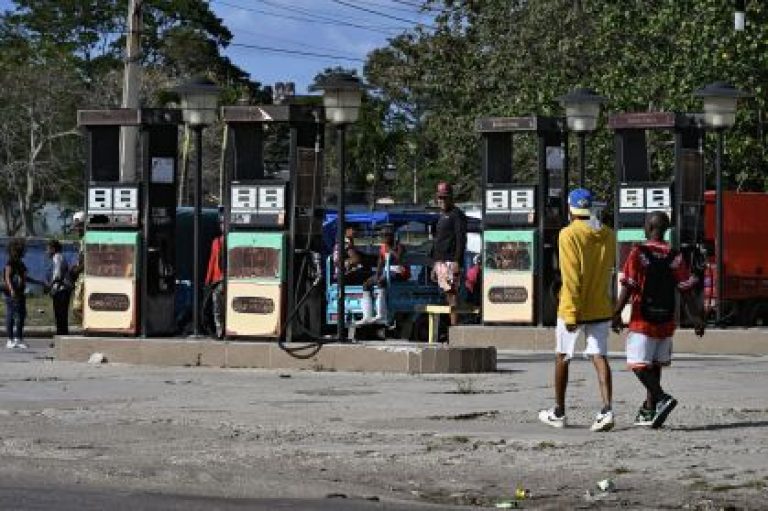 Rússia reforça fornecimento de petróleo a Cuba após autorização dos EUA
